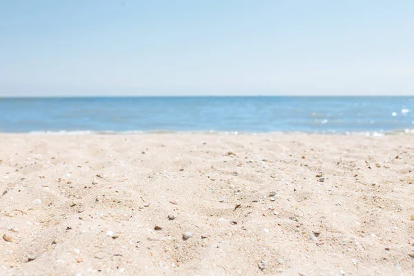沙子特写 在一个模糊的蓝色海洋或海洋的背景 一个空的海滩 — 图库照片