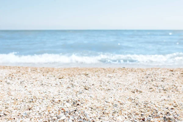 沙子特写 在一个模糊的蓝色海洋或海洋的背景 一个空的海滩 — 图库照片