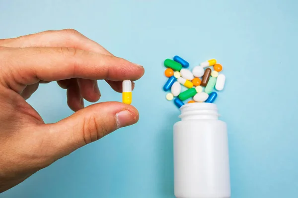 Разноцветные Таблетки Капсулы Форме Сердца Белая Бутылка Таблеток Лекарственные Таблетки — стоковое фото