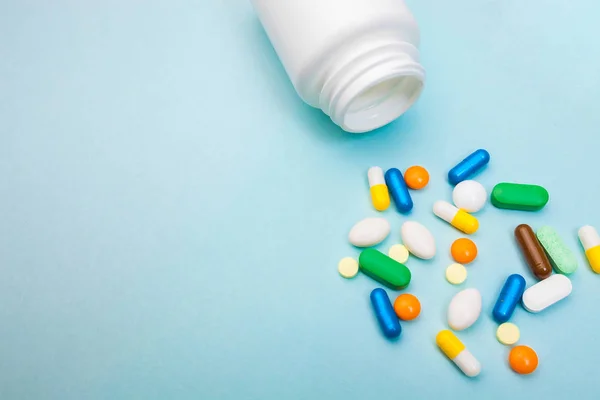 Comprimidos Cápsulas Multicolores Frasco Blanco Para Tabletas Píldoras Medicina Farmacéutica — Foto de Stock