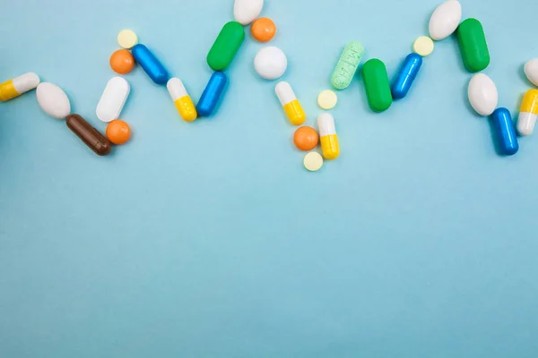 Разноцветные Таблетки Капсулы Пульсации Сердцебиение Белая Бутылка Таблеток Фармацевтические Лекарства — стоковое фото