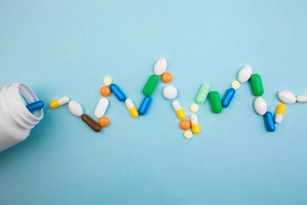 Разноцветные Таблетки Капсулы Пульсации Сердцебиение Белая Бутылка Таблеток Фармацевтические Лекарства — стоковое фото
