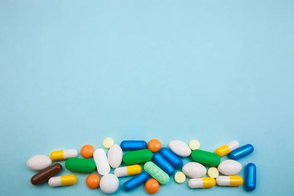 Разноцветные Таблетки Капсулы Лекарственные Препараты Голубом Фоне Обезболивающие Против Заболеваний — стоковое фото