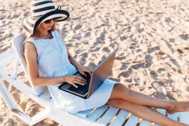 Serbest meslek sahibi kız güzel deniz önünde tatilde çalışma