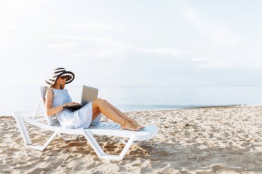 Serbest meslek sahibi kız güzel deniz önünde tatilde çalışma