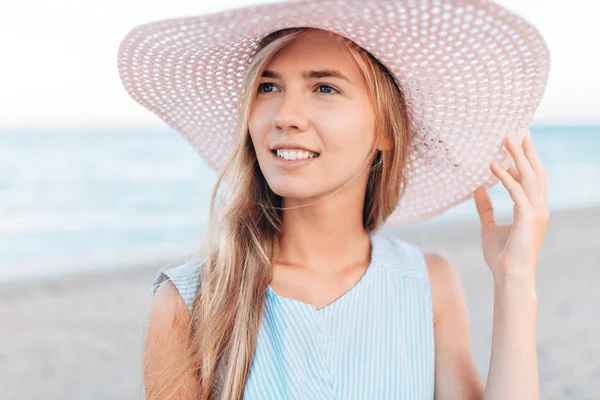 Belo Retrato Uma Menina Chapéu Close Descansar Mar Oceano Uma — Fotografia de Stock