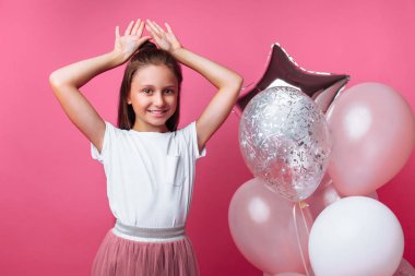 Kız tavşan kulakları, Doğum günü partisi pembe bir arka plan üzerinde gösterir