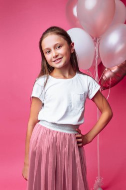 pembe bir arka plan üzerinde güzel elbiseli Genç kız