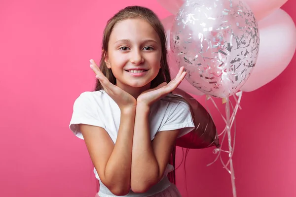 Πορτρέτο Του Ένα Κορίτσι Μπαλόνια Στο Στούντιο Ροζ Φόντο — Φωτογραφία Αρχείου