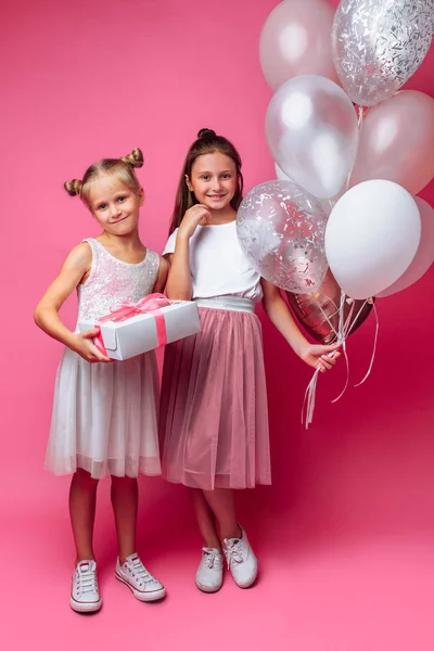 Porträt Eines Teenagers Auf Rosa Hintergrund Mit Geschenken Geburtstagskonzept — Stockfoto