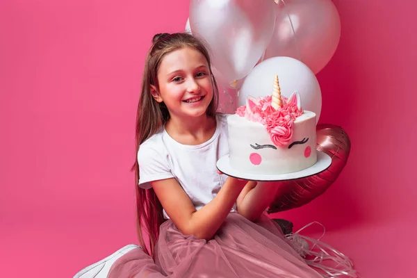 Chica Con Pastel Para Cumpleaños Estudio Sobre Fondo Rosa — Foto de Stock