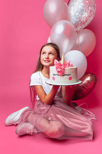 Dívka Dortem Pro Narozeniny Ateliéru Růžovém Pozadí — Stock fotografie