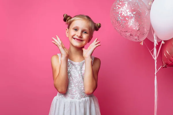 Retrato Una Niña Con Pelotas Sobre Fondo Rosa Una Foto — Foto de Stock