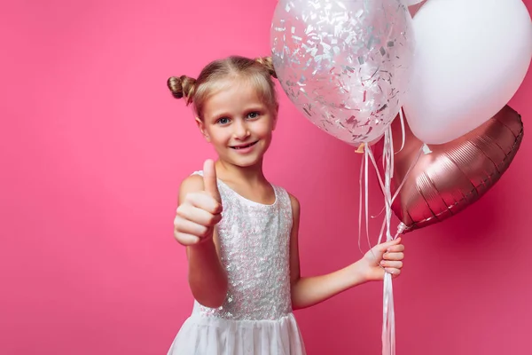 Retrato Una Niña Con Pelotas Sobre Fondo Rosa Una Foto — Foto de Stock