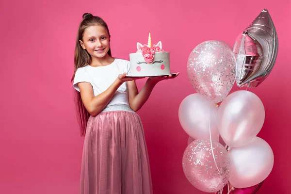 Chica Con Pastel Para Cumpleaños Estudio Sobre Fondo Rosa — Foto de Stock