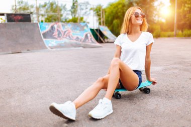 güzel bir kızla bir kaymak, olarak bir skate Park portresi