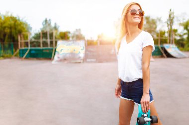 güzel bir kızla bir kaymak, olarak bir skate Park portresi