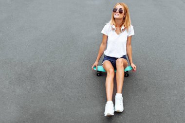 Kaykay, güneş gözlüğü ve izole kulaklık, güzel kız portresi