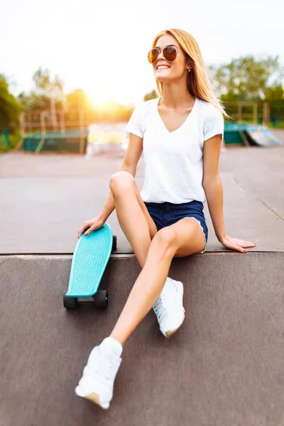 Πορτρέτο Του Ένα Όμορφο Κορίτσι Στο Πάρκο Ένα Skate — Φωτογραφία Αρχείου