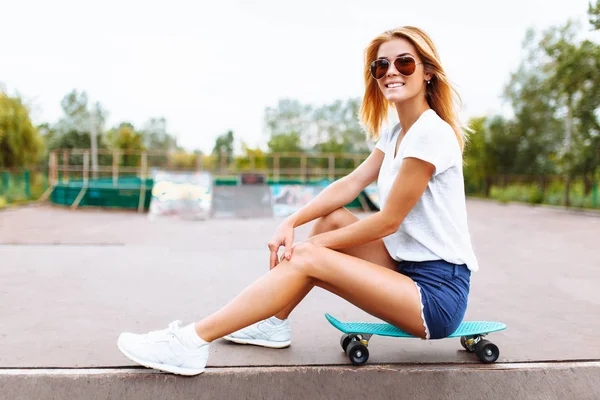 Портрет Красивої Дівчини Ковзанами Скейт Парку — стокове фото