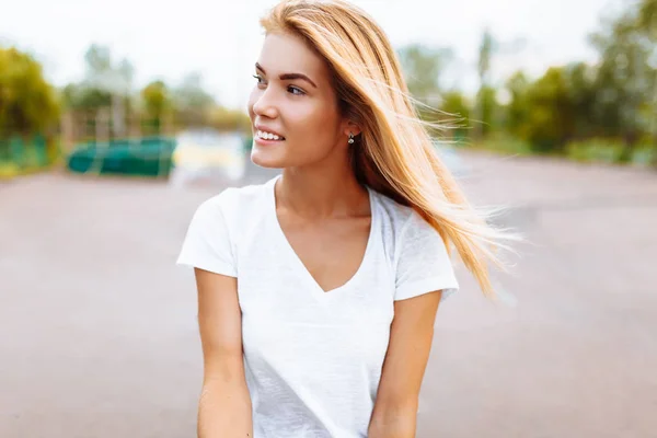 Retrato Uma Menina Bonita Close Parque Alegre Bonito — Fotografia de Stock