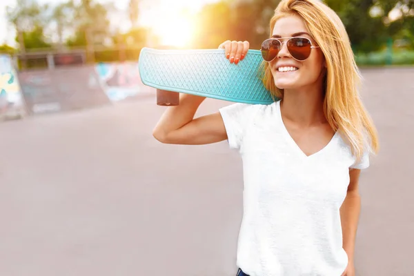 Πορτρέτο Του Ένα Όμορφο Κορίτσι Ένα Skate Ένα Πάρκο Skate — Φωτογραφία Αρχείου