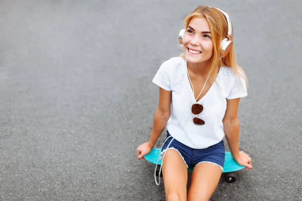 Κορίτσι Ακούτε Μουσική Στα Ακουστικά Και Ιππασία Ένα Skateboard Πάρκο — Φωτογραφία Αρχείου