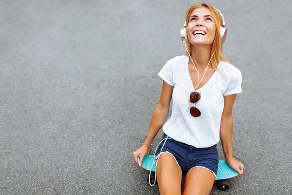 Κορίτσι Ακούτε Μουσική Στα Ακουστικά Και Ιππασία Ένα Skateboard Πάρκο — Φωτογραφία Αρχείου