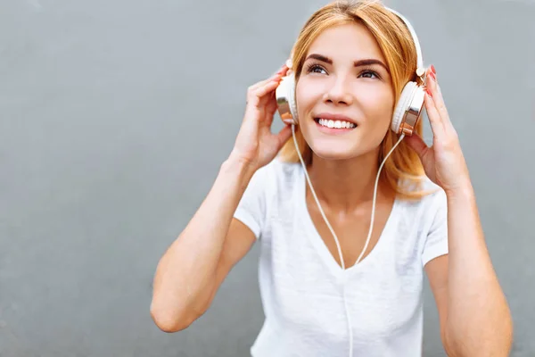 Słuchanie Muzyki Słuchawkach Tle Asfaltu Piękne Słodkie Woman Dziewczyna — Zdjęcie stockowe