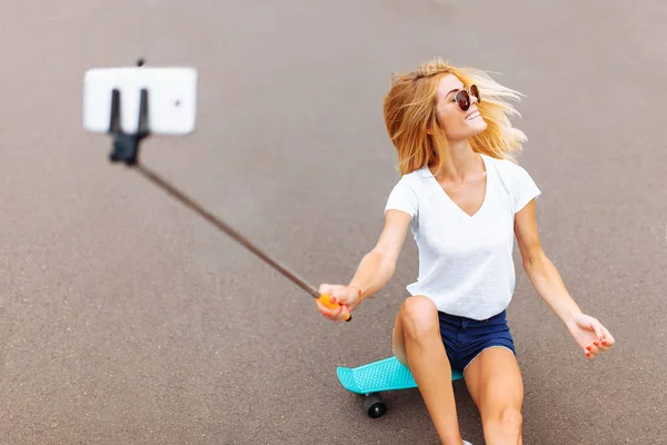 Menina Bonita Com Skate Tirando Uma Selfie Parque — Fotografia de Stock