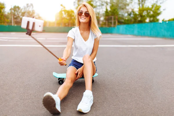 Όμορφο Κορίτσι Ένα Skate Λαμβάνοντας Μια Selfie Στο Πάρκο — Φωτογραφία Αρχείου