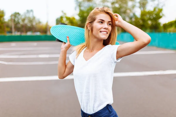 Πορτρέτο Του Ένα Όμορφο Κορίτσι Ένα Skate Περίπατο Στο Πάρκο — Φωτογραφία Αρχείου