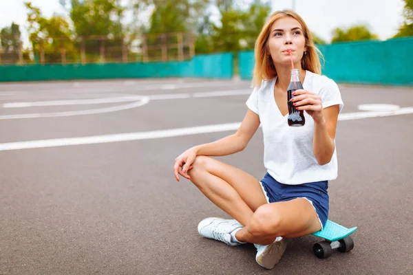 Κορίτσι Ένα Skate Στο Πάρκο Πίνοντας Ένα Ποτό Ένα Γυάλινο — Φωτογραφία Αρχείου