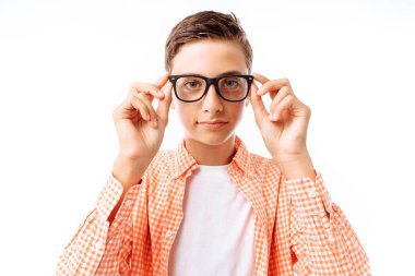 Portre portre Studio beyaz arka plan üzerinde yüz gülümseyen genç çocuk ile gözlük,