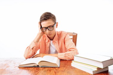 Genç adam uyuyor oturma Studio masada uyuyan öğrenci kitapları ile düştü