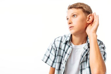 Çocuk kulak misafiri olur, daha iyi, beyaz bir arka plan üzerinde stüdyoda duymak için kulağını elini koymak