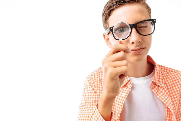 Jovem Olha Para Uma Lupa Estúdio Fundo Branco Espaço Cópia — Fotografia de Stock