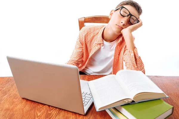 Genç Adam Bir Laptop Öğrenci Studio Masada Uyuyan Kitaplarla Uyuyor — Stok fotoğraf