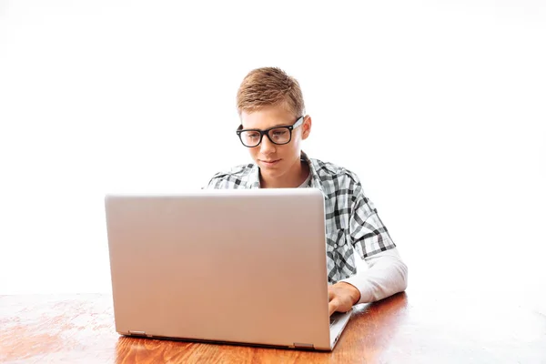 Ein Junger Mann Sitzt Mit Einem Laptop Einem Tisch Und — Stockfoto