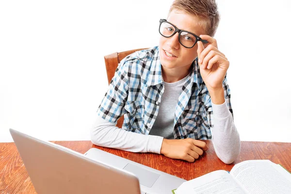 Junger Männlicher Student Beim Unterricht Mit Laptop Und Büchern Tisch — Stockfoto