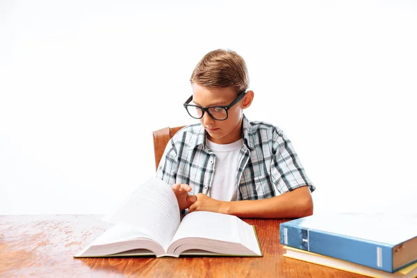 Junger Hübscher Teenager Liest Buch Tisch Sitzend Schüler Oder Student — Stockfoto