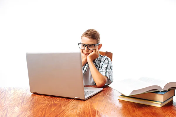 Ein Junger Mann Der Nach Der Schule Tisch Sitzt Und — Stockfoto