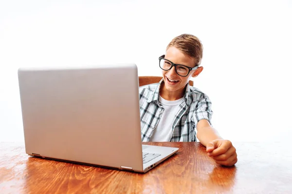 Jovem Sentado Uma Mesa Com Laptop Digitando Mensagens Texto Falando — Fotografia de Stock