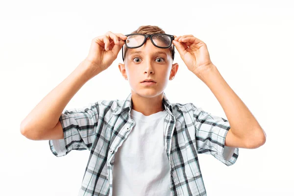 Jovem Bonito Levanta Óculos Testa Surpresa Adolescente Chocado Estúdio — Fotografia de Stock