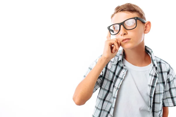 Bonito Adolescente Menino Endireita Óculos Nerd Masculino Estúdio — Fotografia de Stock