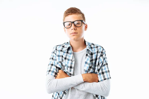 Retrato Menino Bonito Com Óculos Nerd Adolescente Sorrindo Estúdio — Fotografia de Stock