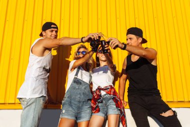 bir içki ile cam şişe ile gençlerin bir grup çekilin süpermarket, sarı bir arka plan üzerinde yakın arkadaş gel dolu, neşeli ruh hali, güneşli bir gün, Lifestyl kavramı, catch anlar birlikte arkadaşlarım ile