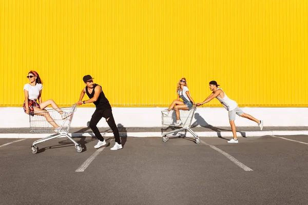 Amigos Passeio Carrinhos Perto Supermercado Grande Passatempo Grupo Jovens Passeios — Fotografia de Stock