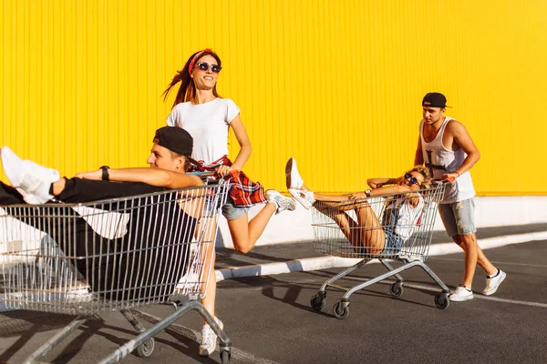 Prietenii Merg Cărucioarele Lângă Supermarket Distracție Grozavă Grup Tineri Plimbă — Fotografie, imagine de stoc