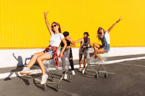 Amigos Passeio Carrinhos Perto Supermercado Grande Passatempo Grupo Jovens Passeios — Fotografia de Stock